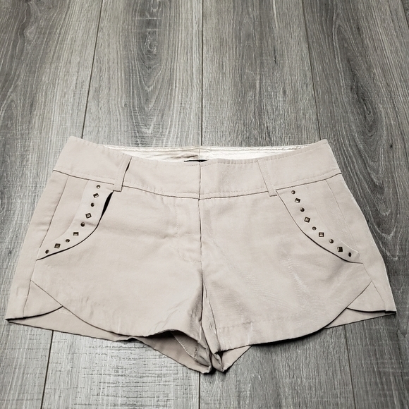 Shorts‎ - Picture 1 of 3